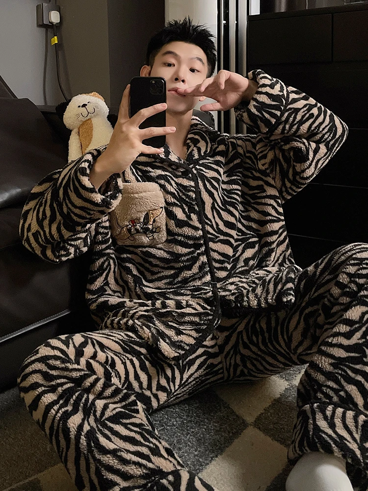 بيجامة DAIMELU بطبعة الفهد ملابس نوم رجالية بأكمام طويلة من الصوف المرجاني مكدسة سميكة للشباب ملابس تنحيف راقية للشتاء