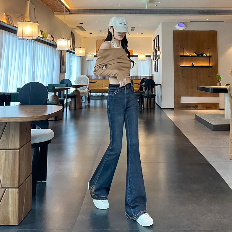 Pantaloni Y2k Jeans da donna Autunno 2025 Nuovi pantaloni svasati ricamati Slim Fit Vita alta Fondo a campana blu profondo casual