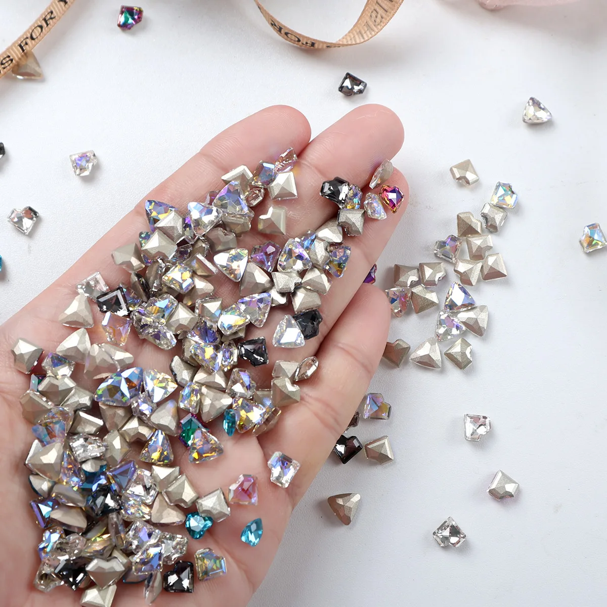 20 SZTUK Mieszane kolory 3D Crystal Love Heart Nail Art Rhinestone Charms Parts Diamond Akcesoria do manicure Paznokcie Dekoracje Materiały eksploatacyjne