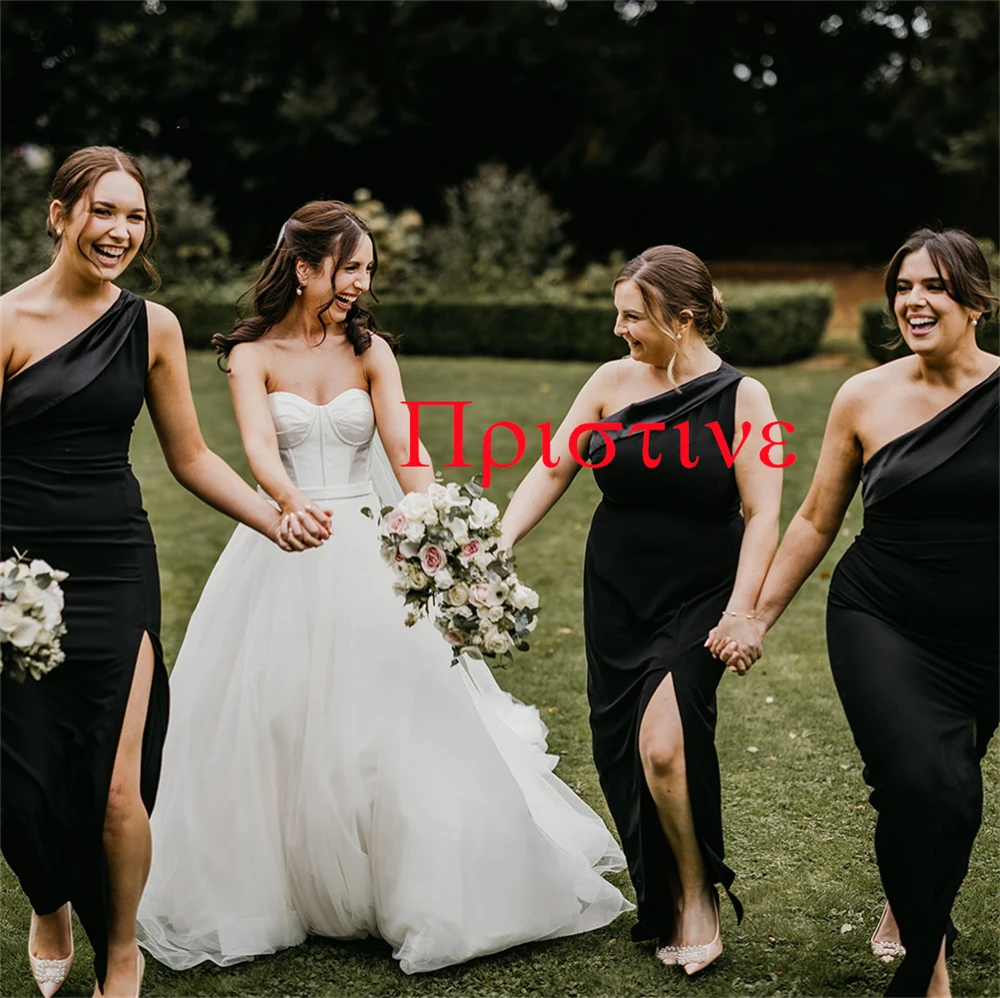 カスタマイズされた絶妙なホワイトオーガンザのウェディングドレスエレガントなストラップレスオフショルダーノースリーブチャペルトレインブライダルドレス