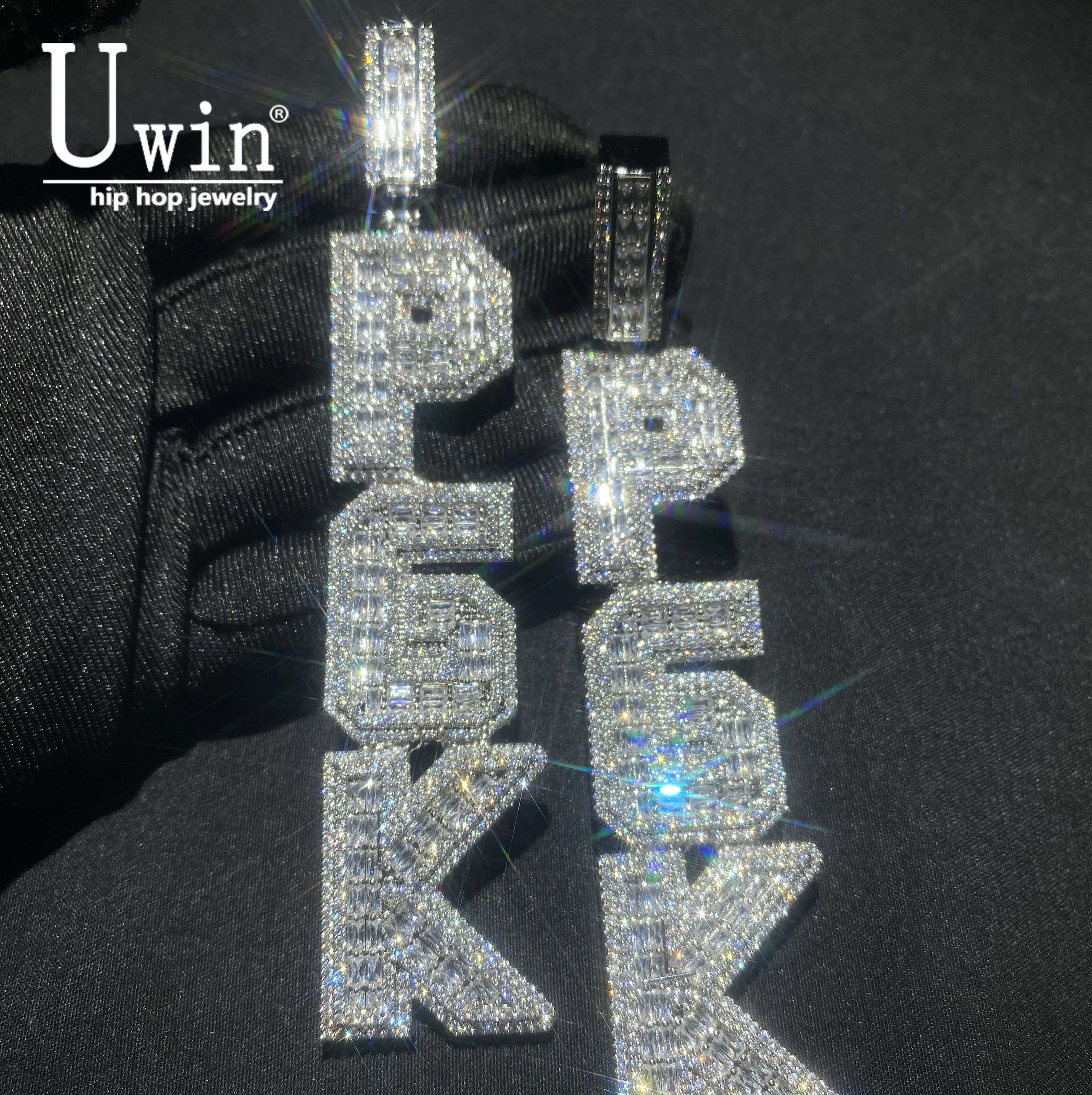 

Uwin на заказ вертикальный жирный кулон с буквами Baguettecz Iced Out квадратный кубический цирконий персонализированное имя ожерелье хип-хоп ювелирные изделия