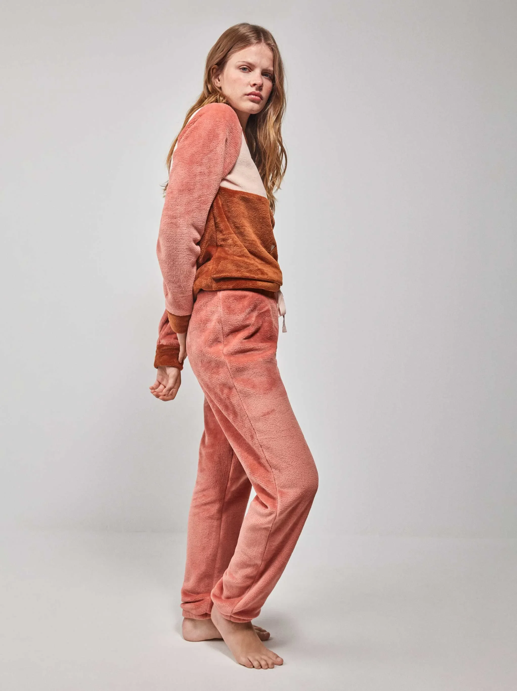 Gisela - Warm Plush Pajamas Set, perfect women's winter pajamas with long sleeve top featuring unique print and adjustable waist pants for cozy nights, ideal for comfort and style. #4