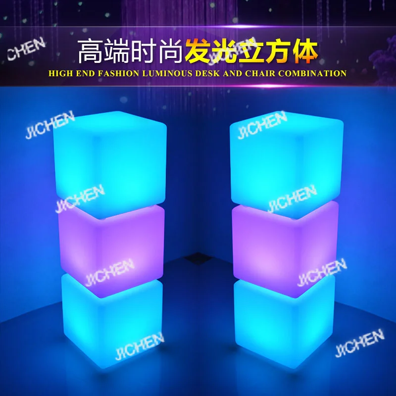 

Sgabello quadrato luminoso e colorato, tavolo da caffè a cubo con LED, tavolo e sedie combinati, decorazione da esterno