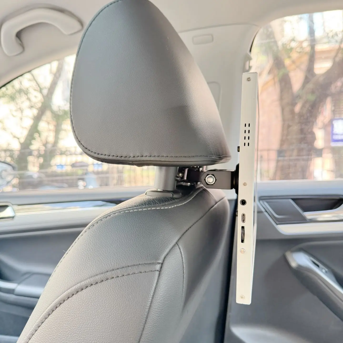 Aluminum Alloy Car Headrest Monitor Bracket VESA Universal Rear‑Seat Mount For Portable Screen Tablet TV