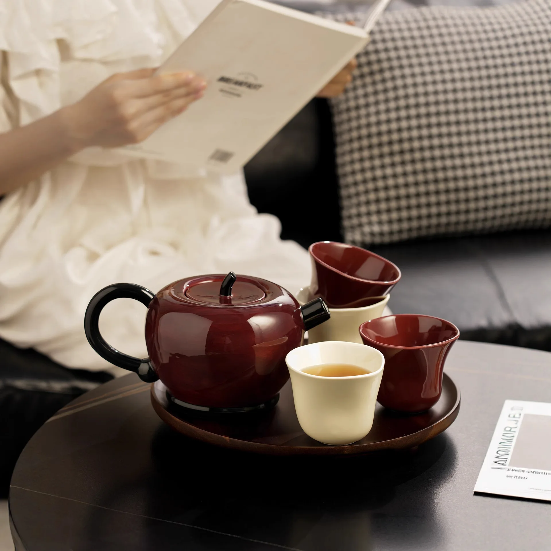Chinese Style Ceramic Teapot Set Teapot and Teacups for Home Use One Pot Four Cups with Gift Box Teapot and Cup Set