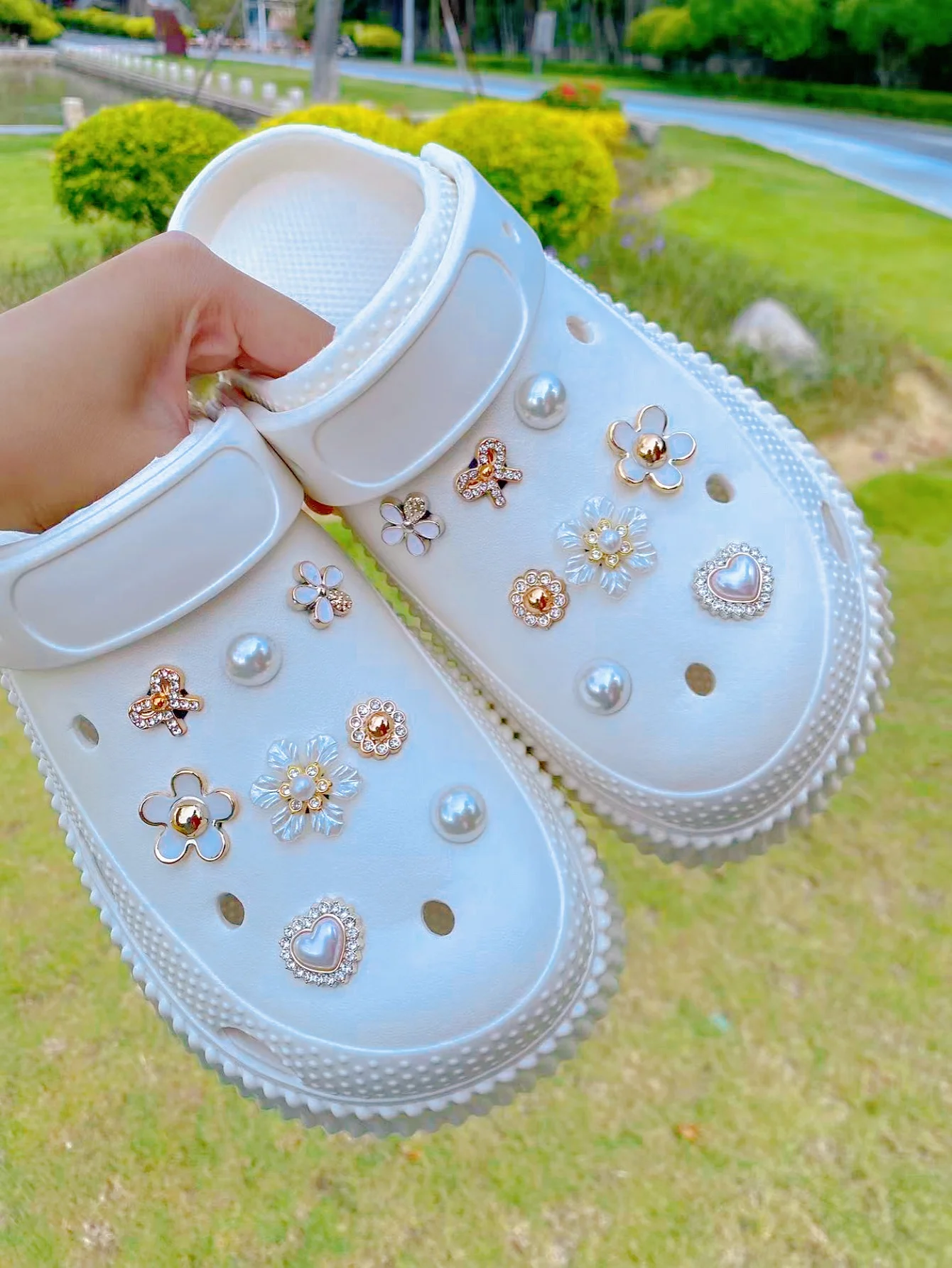 16 DIY shoe buckle decorations such as flowers, hearts, bows, and beige beads, as well as multi-functional shoe clip accessories