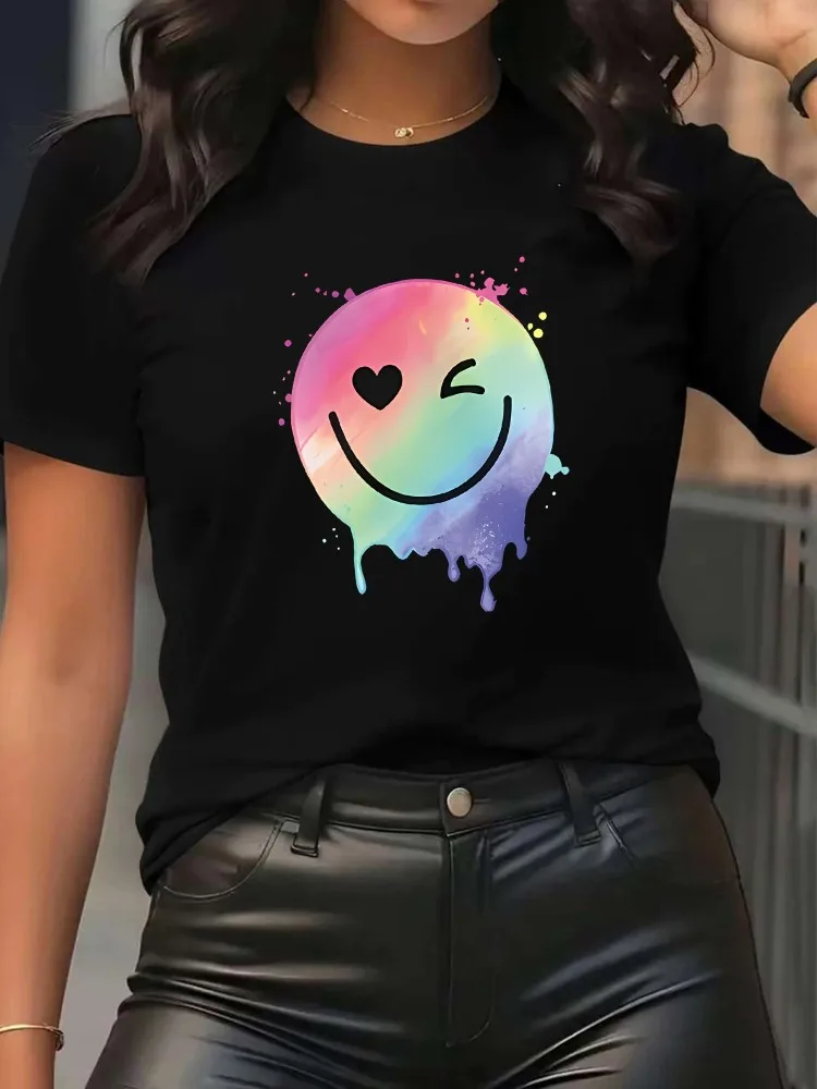 

Женская красочная футболка с короткими рукавами и принтом смайлика, модный удобный повседневный топ, повседневный всесезонный стиль с круглым вырезом