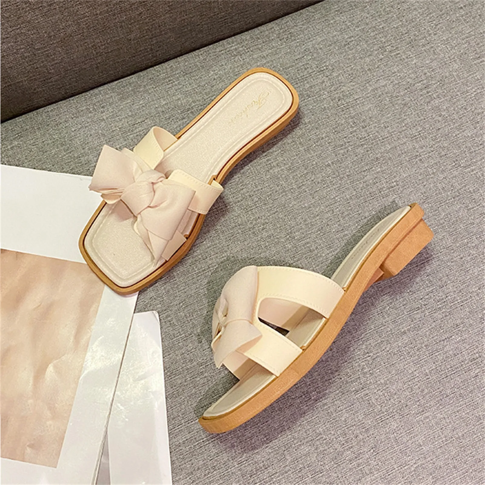 Новые летние сандалии, тапочки, модные женские тапочки на среднем каблуке с бантом и квадратным носком, повседневные уличные повседневные нежные универсальные сандалии
