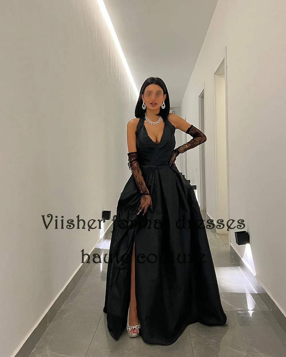 Black Satin Halter A Line Prom Dresses scollo A V senza maniche Arabian Dubai Evening Party Dress Backless lunghezza del pavimento abiti formali