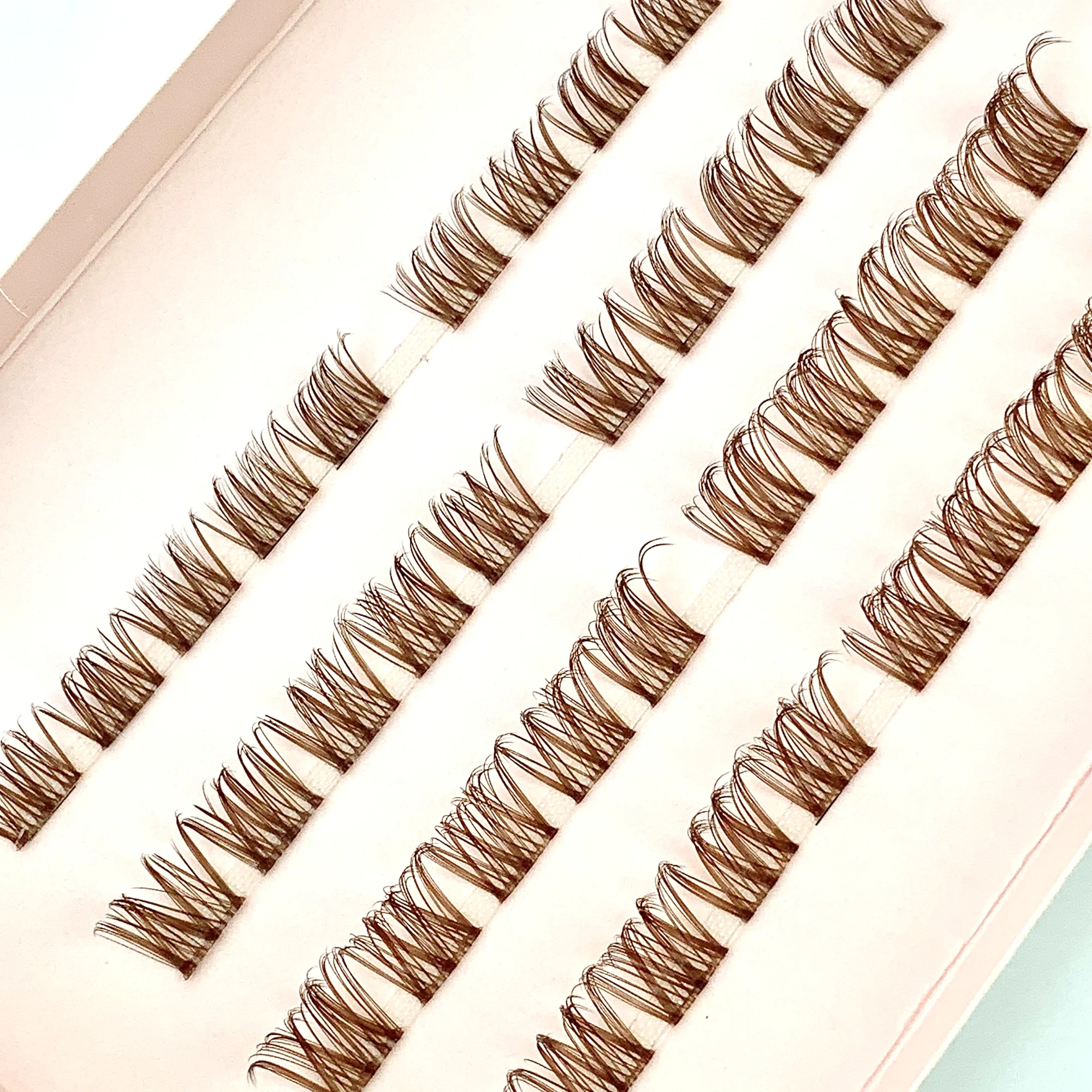 ブラウンカラーラッシュエクステンションキット、1箱10-14mmブラウン個別つけまつげ、ボンドシール、ラッシュリムーバー、ラッシュピンセットが付属します。