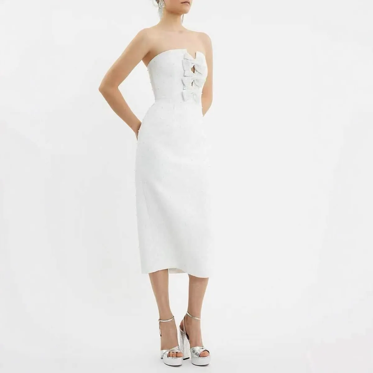 فستان قصير أبيض بدون حمالات - فيونكة مطرزة بالترتر، حفلة استحمام الزفاف