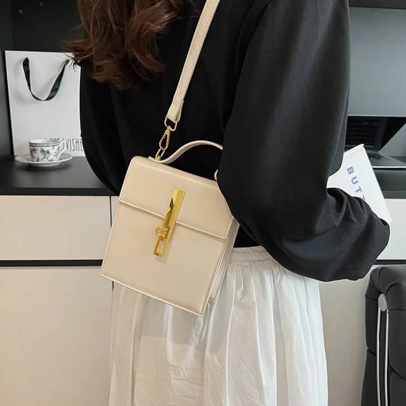 

Light Luxury Fashion Personality Casual Versatile Retro Mobile Phone Bag Literary Portable Crossbody Shoulder Small Square Bag