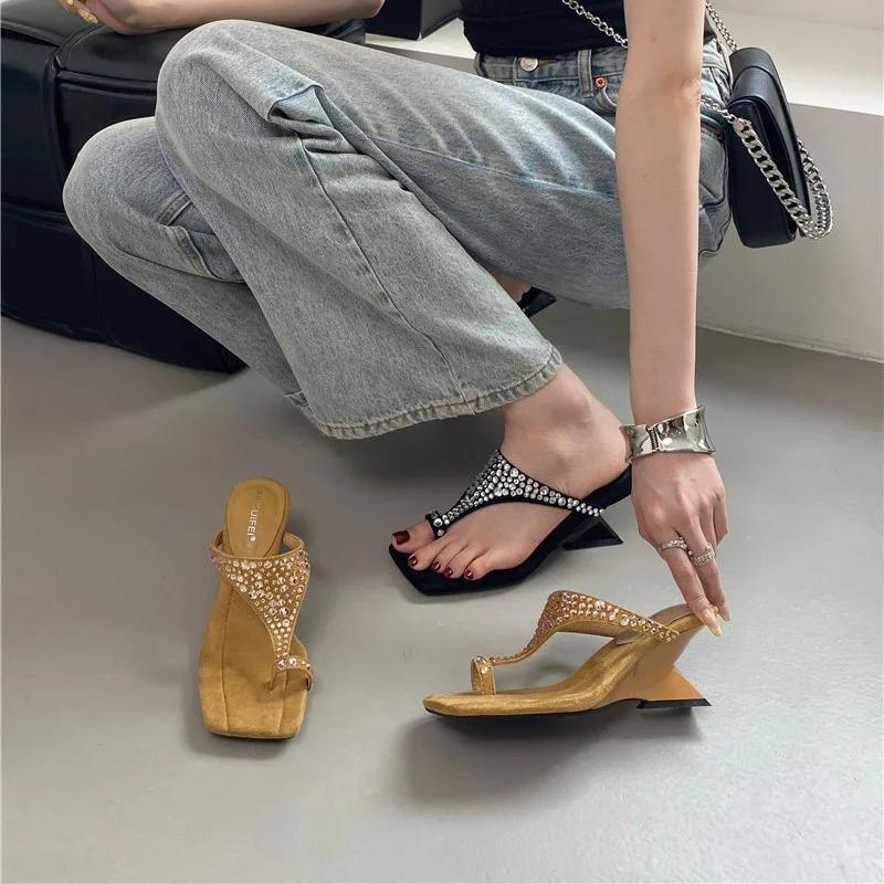 

2026 New Summer Women's French Style Wedge Thong Slippers Rhinestone Decor High Heel Sandals Luxury Elegant Outdoor Flip Flops