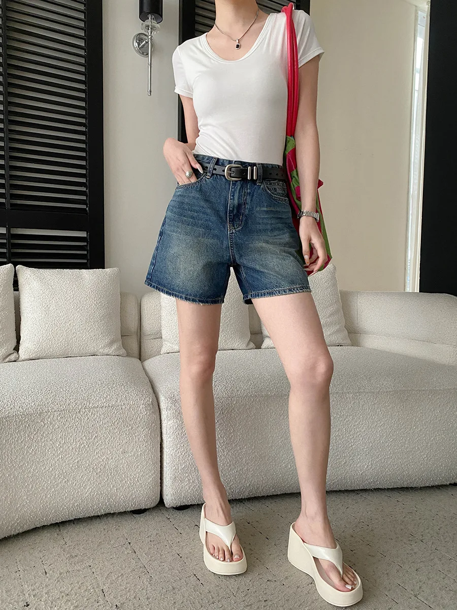 Sommerliche Damen-Shorts aus Baumwoll-Denim in einfarbigem amerikanischem Retro-Stil mit hoher Taille, schlank machendem A-Linien-Schnitt und weitem Bein. – Detail 13