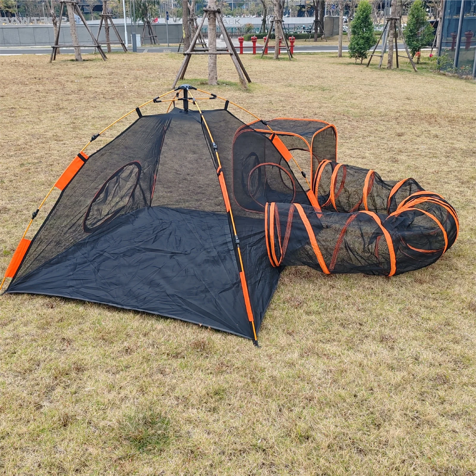 

Large Portable Folding Pet Tent Play Area with Tunnel Outdoor Pet Shelter Set for Cats And Dogs