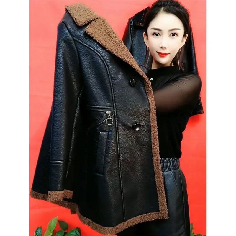 Damska kurtka skórzana z PU z grubym aksamitnym ociepleniem i futrem, zimowa kurtka skórzana 2025, damska ciepła dopasowana kurtka z futrem, płaszcz zintegrowany z futrem.
