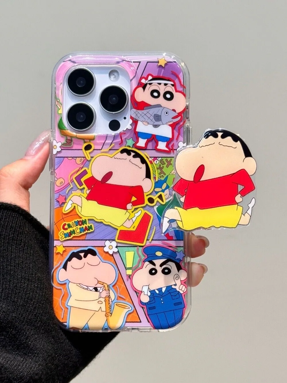 

Cute anime performance Crayon Shin-chan bracket Phone Case For iPhon 17 11 12 13 14 15 16 Pro Max Plus Funny Shin-chan Holder﻿