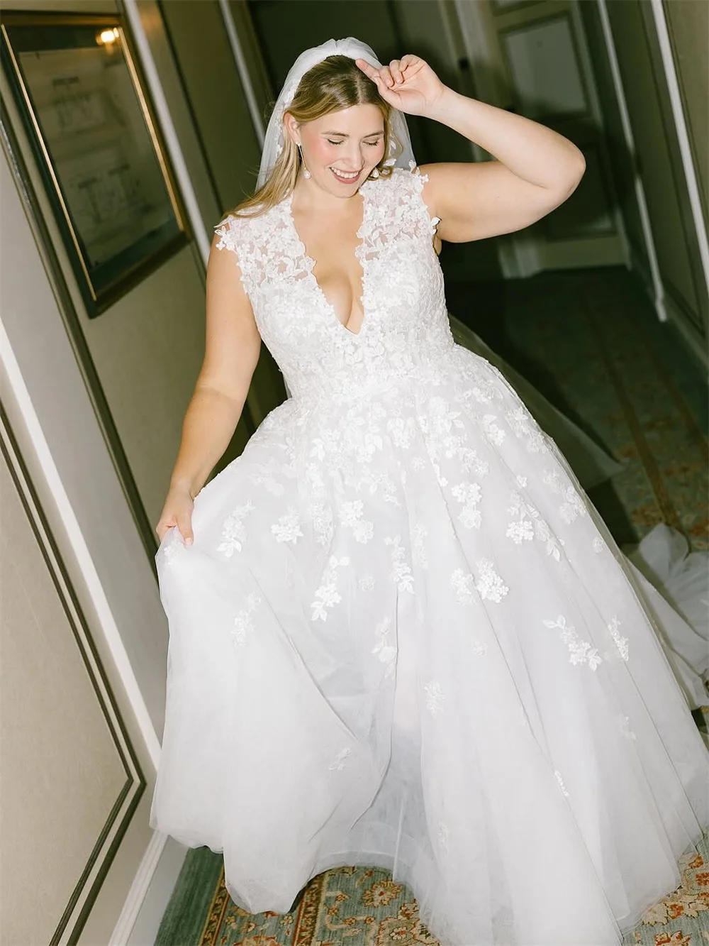 Tokyo Aangepaste Elegante A-lijn Trouwjurken V-hals Mouwloze Rits Bruidsjurken Witte Hof Trein Tule Bruidsjurken