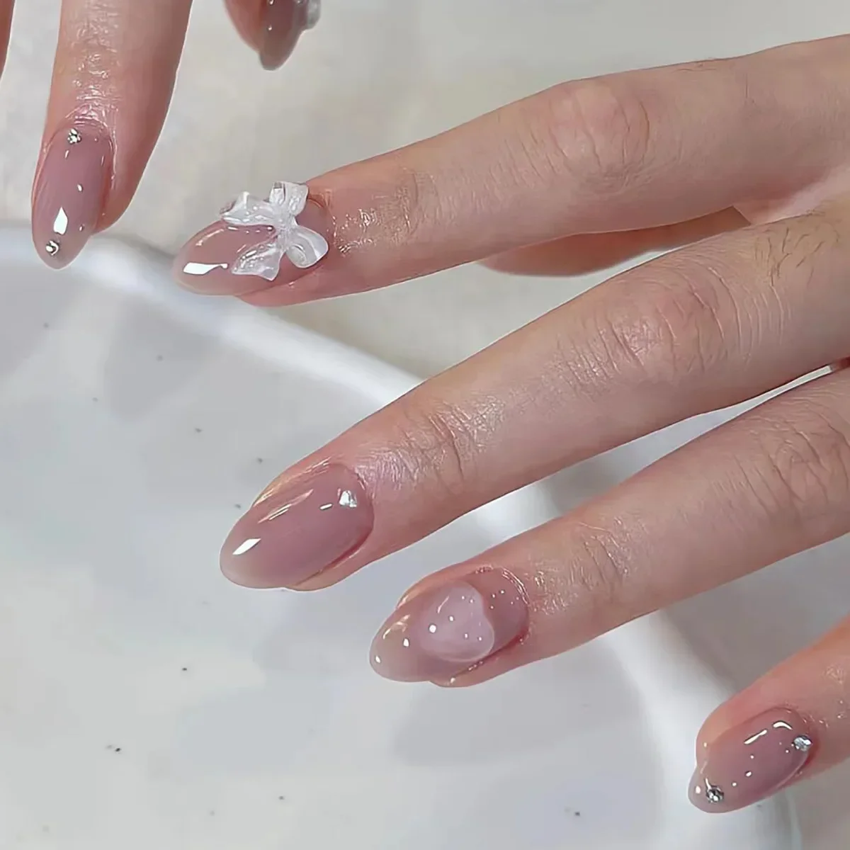 24 pezzi di mandorle corte Nude Pink Gradation unghie finte con Design francese Glitter unghie finte testa tonda stampa sulle unghie punte per Manicure