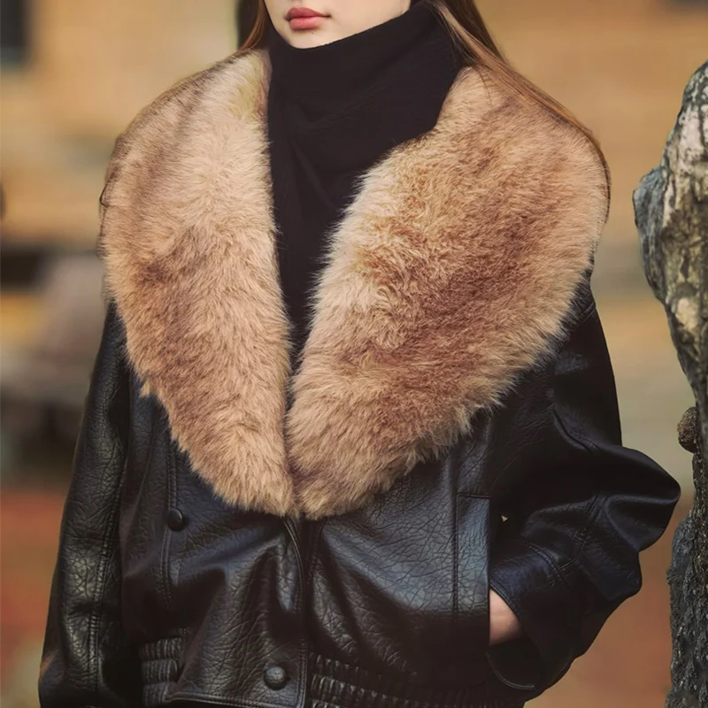 Chaqueta de mujer 2025, nueva moda de invierno, chaqueta de piel sintética de guijarro marrón, abrigo con cuello de piel desmontable con personalidad estilo motocicleta