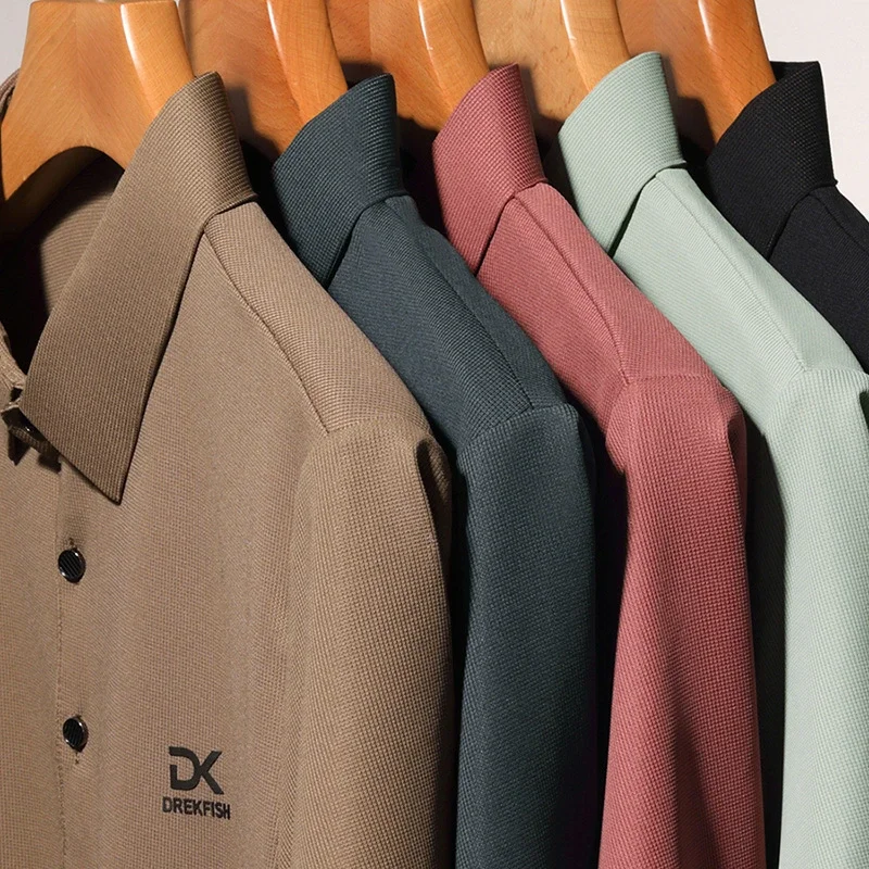 New Men\'s Business Casual Short Sleeved Shirt with Badge Solid Color Polo Shirt Fashionable Breathable Comfortable Versatile Top