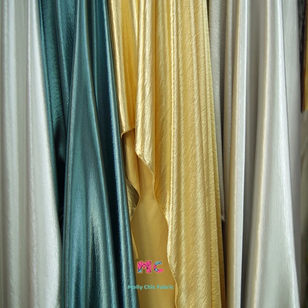 فستان مخيط مصنوع يدويًا من قماش الكريب المزدوج الكريستالي اللامع باللون الأحمر الذهبي مصنوع يدويًا من نسيج الثني الناعم