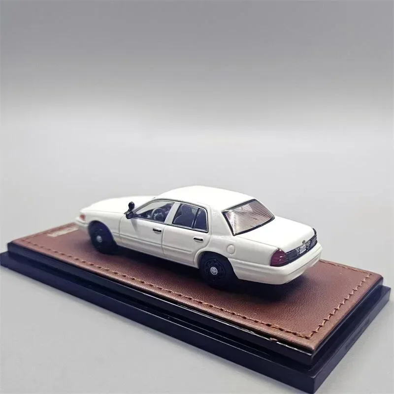 GOC 1:64 CROWN VICTORIA Biały detektyw limitowany 499 Odlewany model samochodu