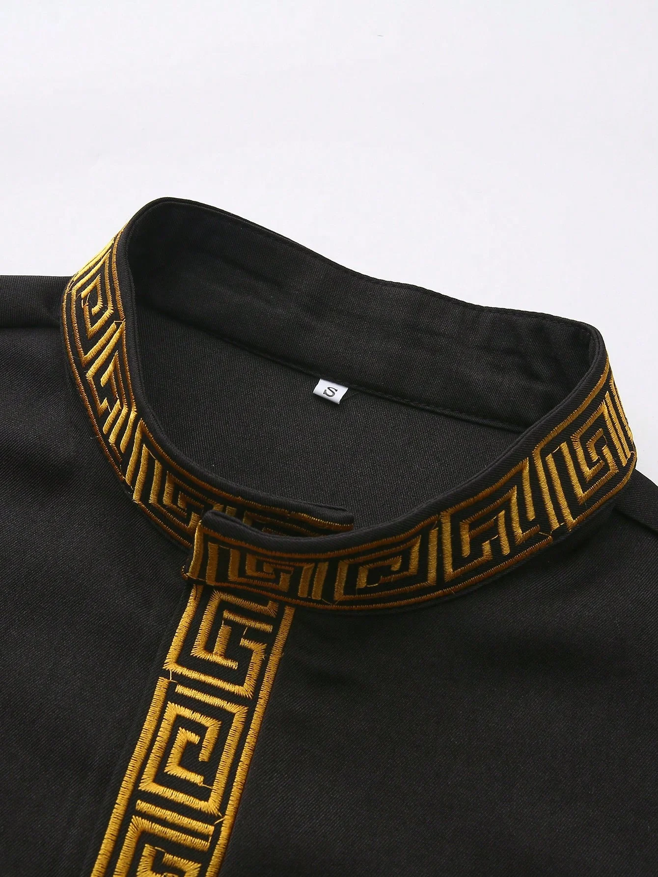 صوب رجل مسلم هو ملابس إسلامية تقليدية بأكمام طويلة وياقة واقفة وتطريز فضفاض