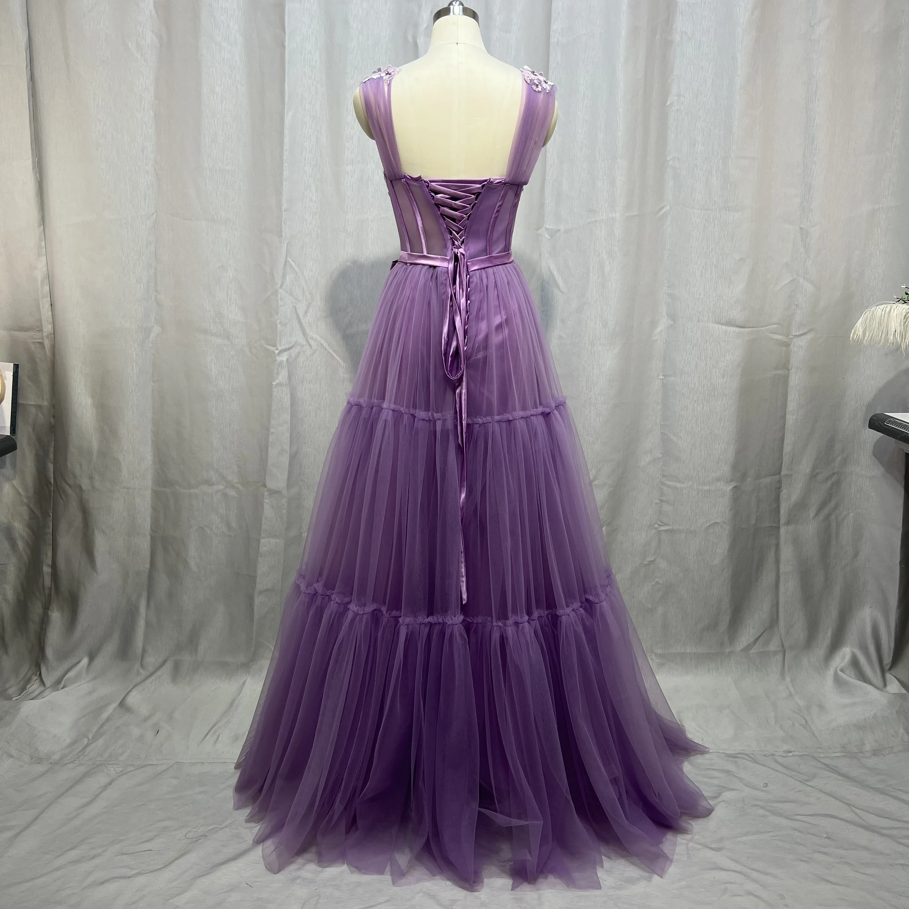 MYYBLE Abiti da ballo viola con scollo a V Applicazioni di paillettes Disossamento a vista Abiti da ballo a-line Abiti da festa formali in tulle a strati senza maniche