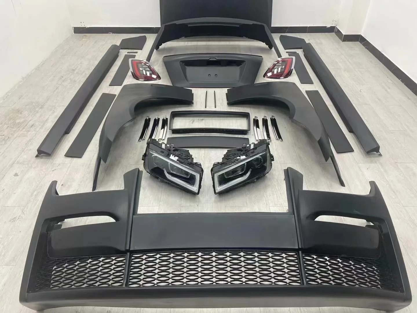 الترقية إلى الإصدار الجديد لمصدات السيارة الأمامية مع غطاء محرك السيارة والتنانير الجانبية طقم الجسم مع أضواء لـ Rolls Royce Ghost 09-2020