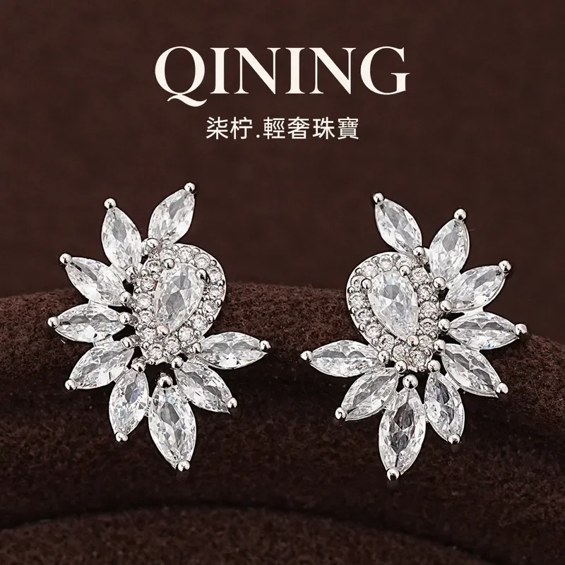The castle is full of stars, full of super-glittering zircon water drop earrings, wedding banquet luxury earrings, light