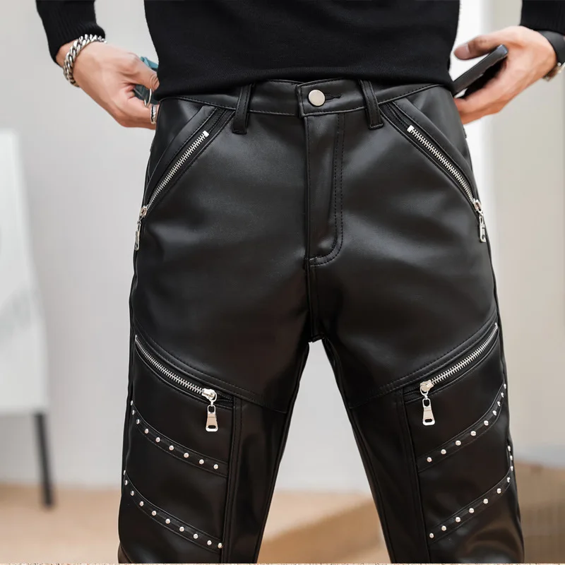 Pantalones de cuero PU con remaches para hombre, pantalones de motocicleta, pantalones negros, diseño de cremallera, estilo Punk, moda de otoño