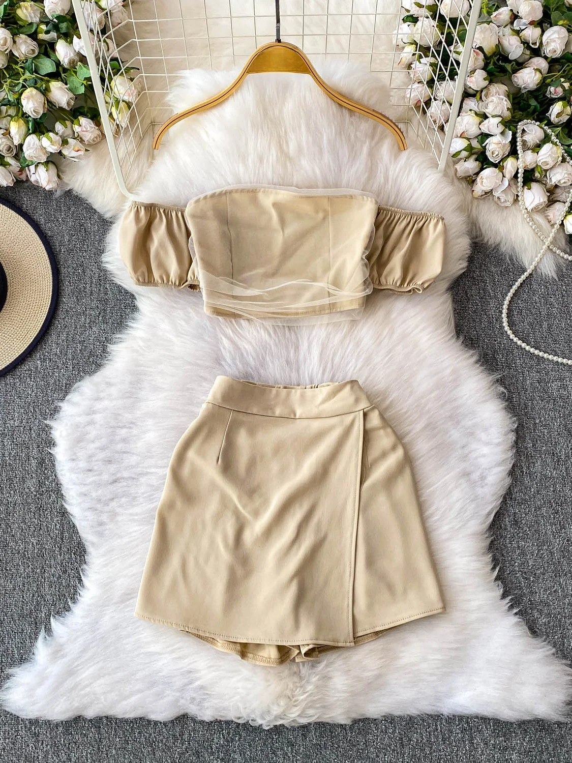 Conjunto de duas peças para mulheres jovens: cseta sexy com ombro de fora e  saia curta com fenda e design de cintura ...