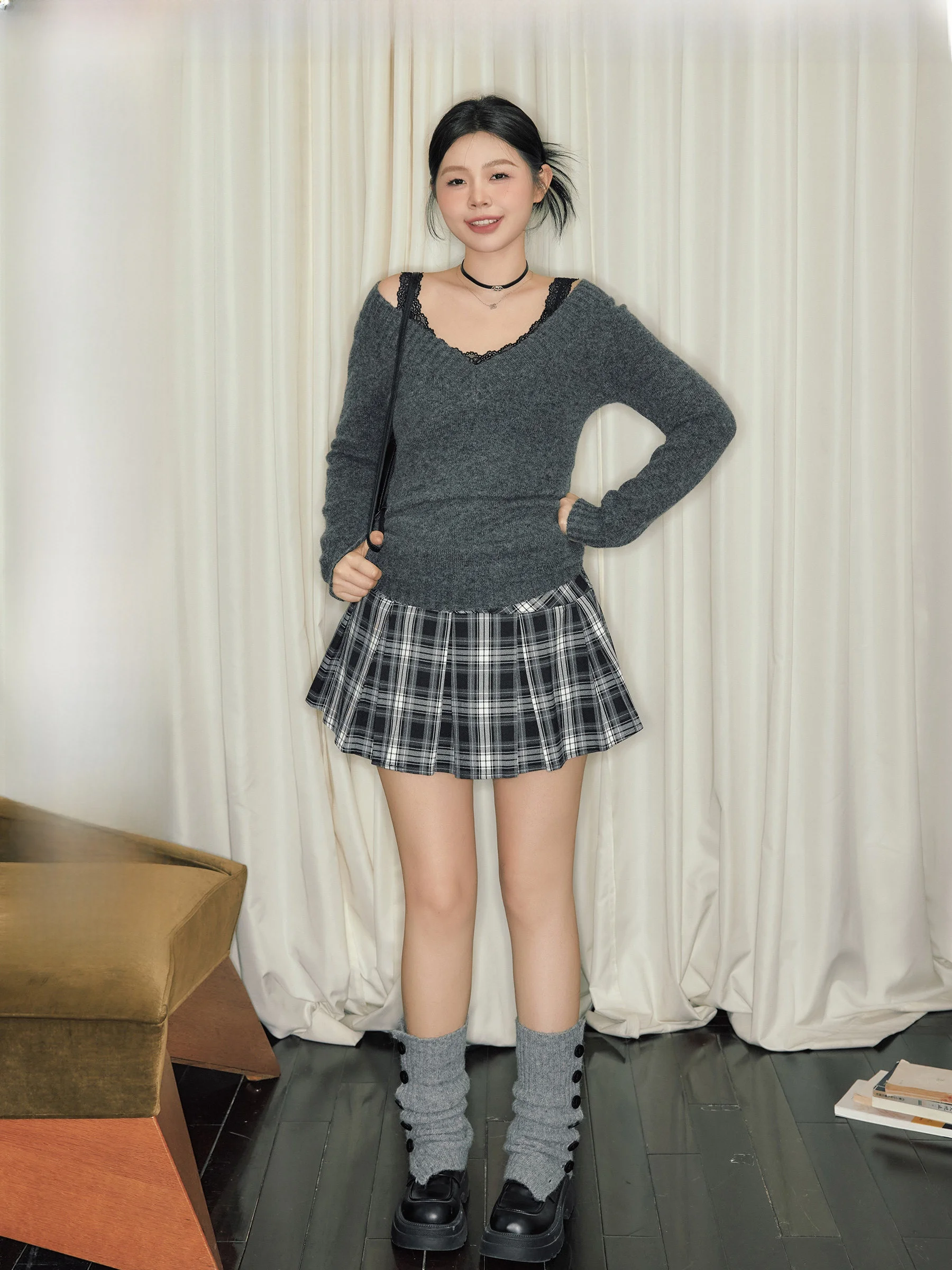 

Комплект из вязаного свитера и юбки больших размеров с декоративной отделкой на талии от Juxiu Studio, идеально подходящий для женщин с пышными формами.