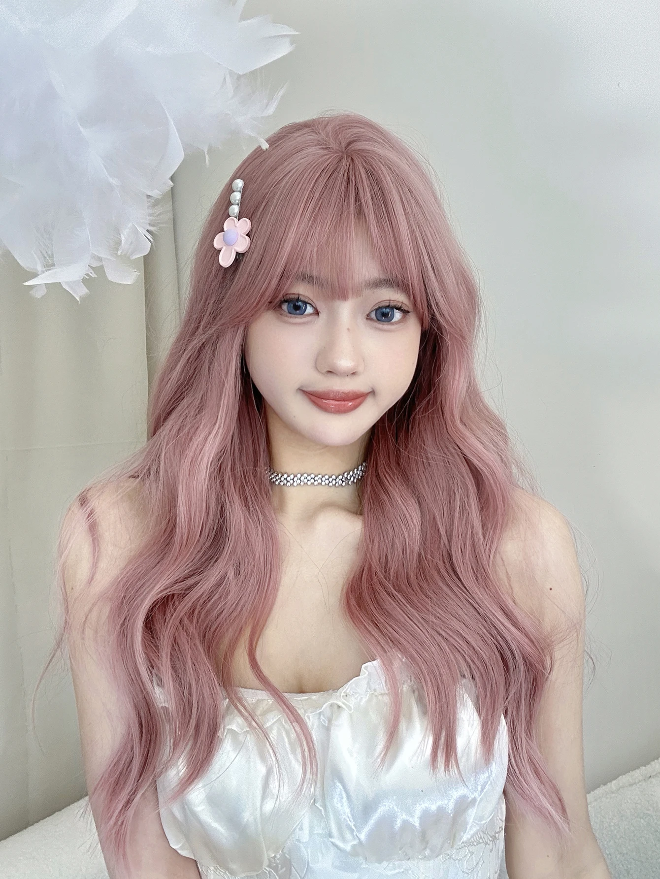 22Inch Coral Pink Color Synthetic Wigs with Bangs Long Natural Curly Hair Wig For Women Cosplay Drag Queen Party Heat Resistant