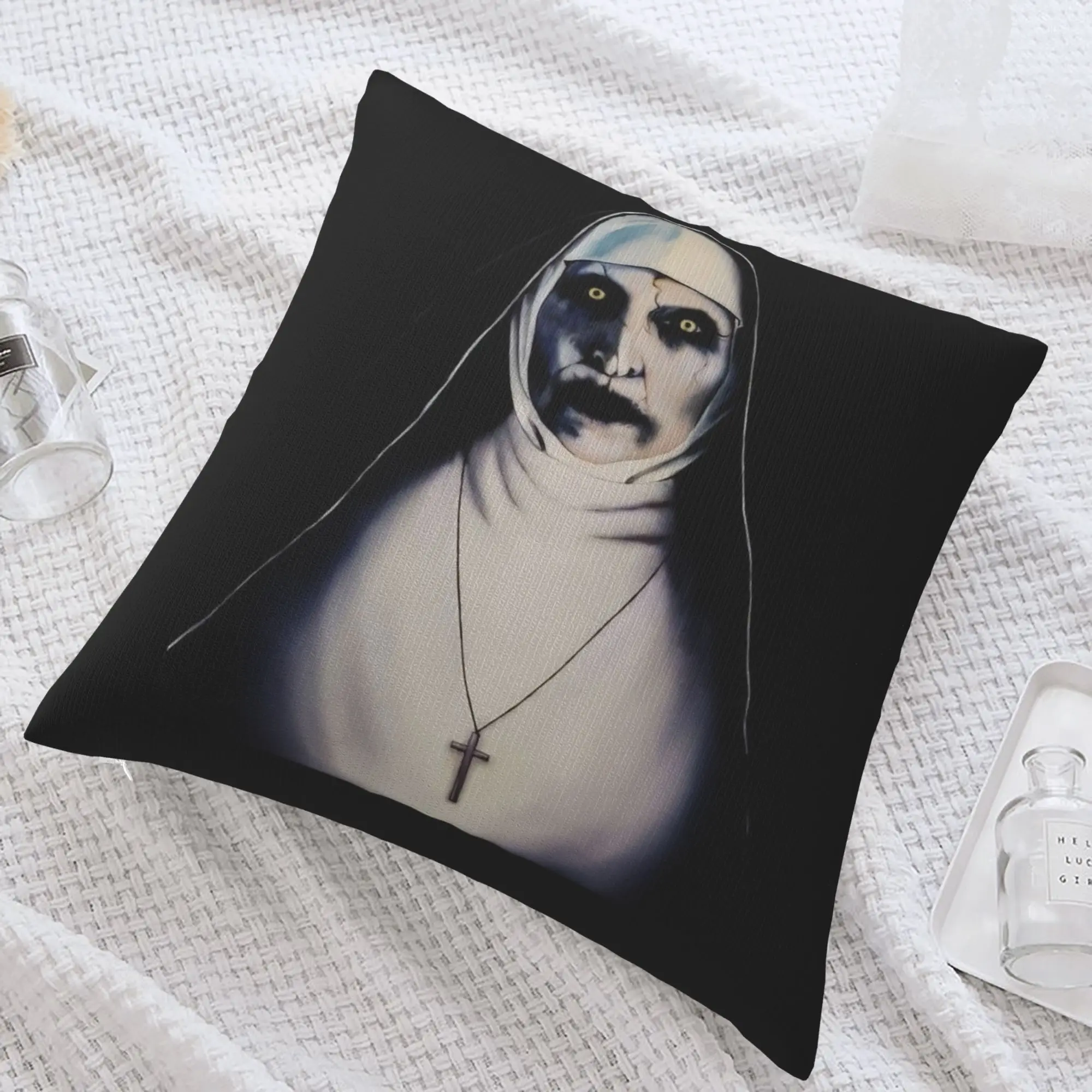 قطعة واحدة من غطاء وسادة فيلم The Conjuring Horror - طباعة مزدوجة الجوانب مقاس 18 × 18 بوصة، تصميم مستوحى من الراهبة مع سحاب غير مرئي