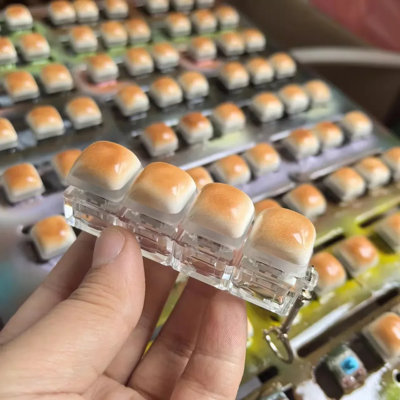 面白いパン型キーキャップストレス解消クリックキーホルダーミニメカニカルペンダントキーボードボタンキーリング減圧指先キーリング