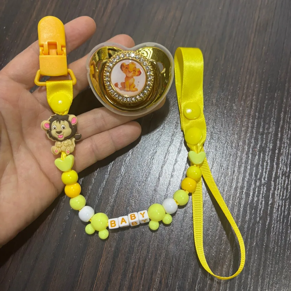 

Набор сосок Bling Baby. Соска для младенцев с цепочкой-держателем. Предназначена для новорожденных. Успокаивает настроение малыша. Подарок для малыша.