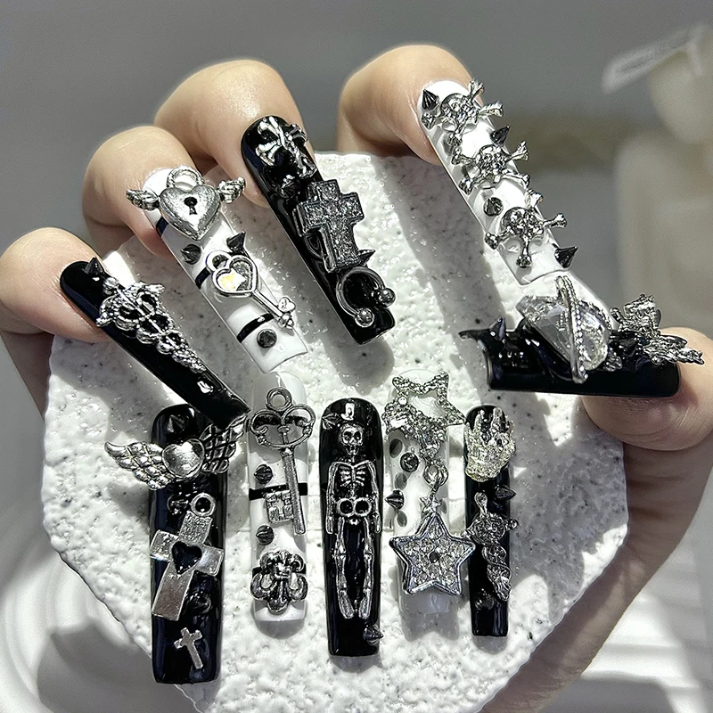 

Удлиненные квадратные накладные ногти Y2K с черно-белыми полосками, ручной работы, в стиле гяру, с звездами и крестами, готический дизайн с планетами