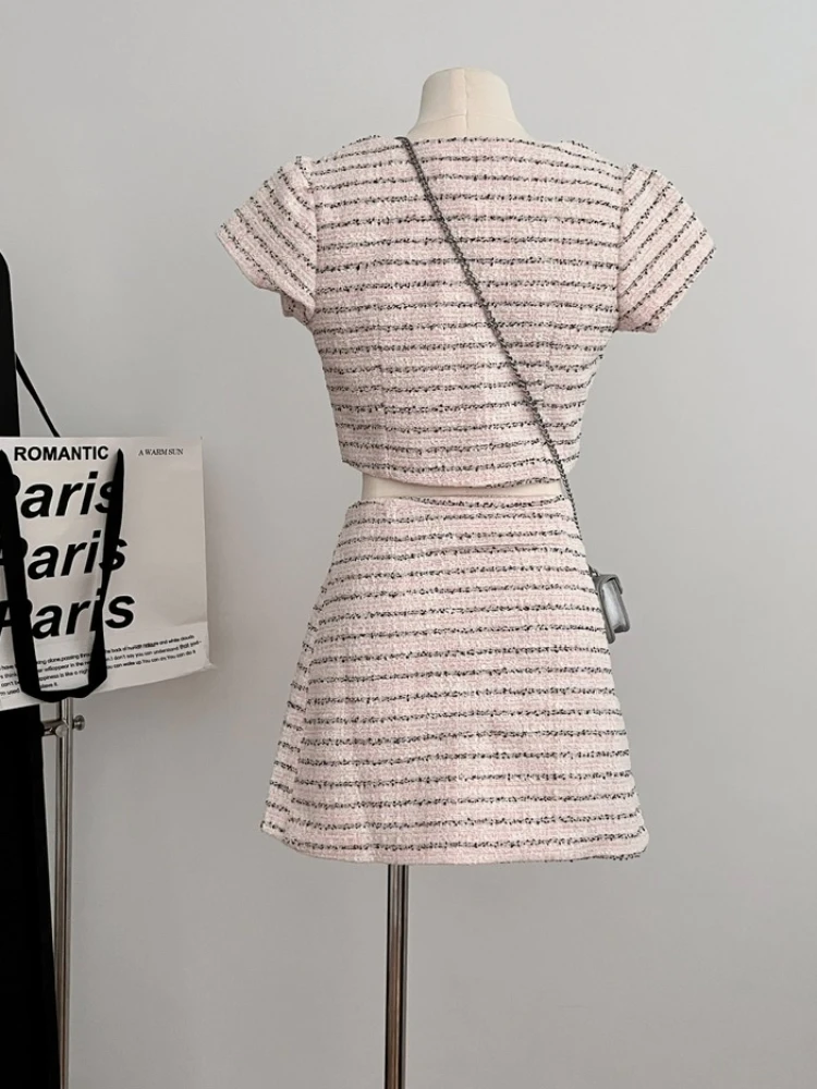 بلوزة قصيرة رفيعة تناسب الجسم وتنورة قصيرة على شكل حرف A للنساء ، بدلة مثيرة حلوة ، طراز العطر ، طقم وردي من قطعتين ، جودة عالية ، جديد ، صيف ،