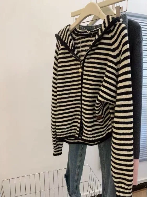 Cárdigan de punto a rayas con cremallera para mujer, suéter, Top holgado, cómodo, Otoño Invierno, sensación de gama alta, sombrero largo
