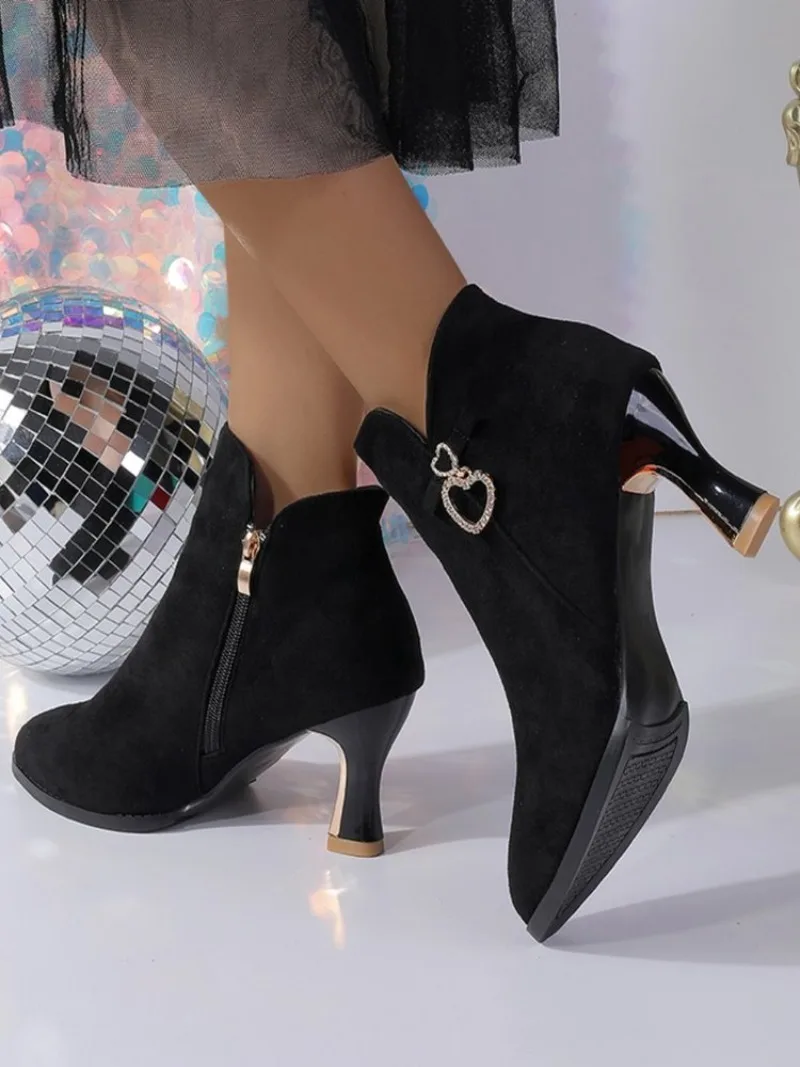 Übergrößen Damen Stiefeletten aus Wildleder mit spitzer Zehenpartie, Strass, hohem Absatz, seitlichem Reißverschluss, Herbst-Winter Damen Party Kurzstiefeletten – Detail 12