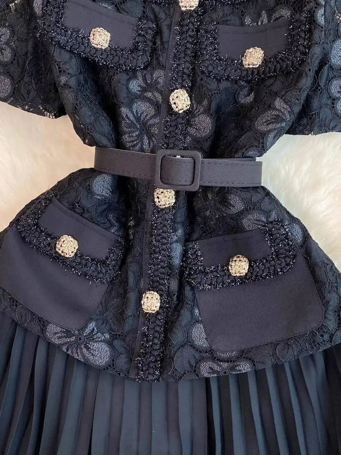 Vestido plisado de gasa con empalme de encaje y bordado Floral elegante para mujer, bata de pasarela con bolsillo y cinturón con botones dorados de manga corta