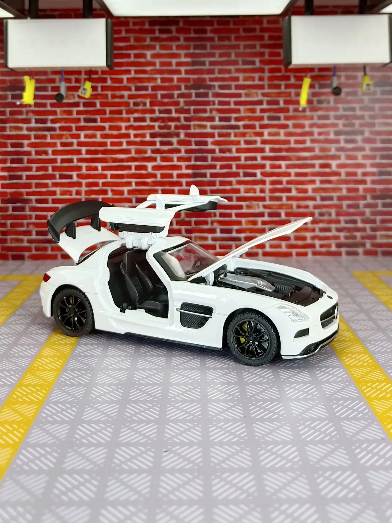 Coleção de ornamentos de modelo de carro de liga 1:32 SLS, portas e capô do motor, porta-malas pode ser aberto, presente de carro de brinquedo infantil