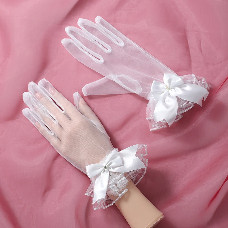 The bride's accessory is a pair of white bow decorated gloves suitable for women's wedding parties