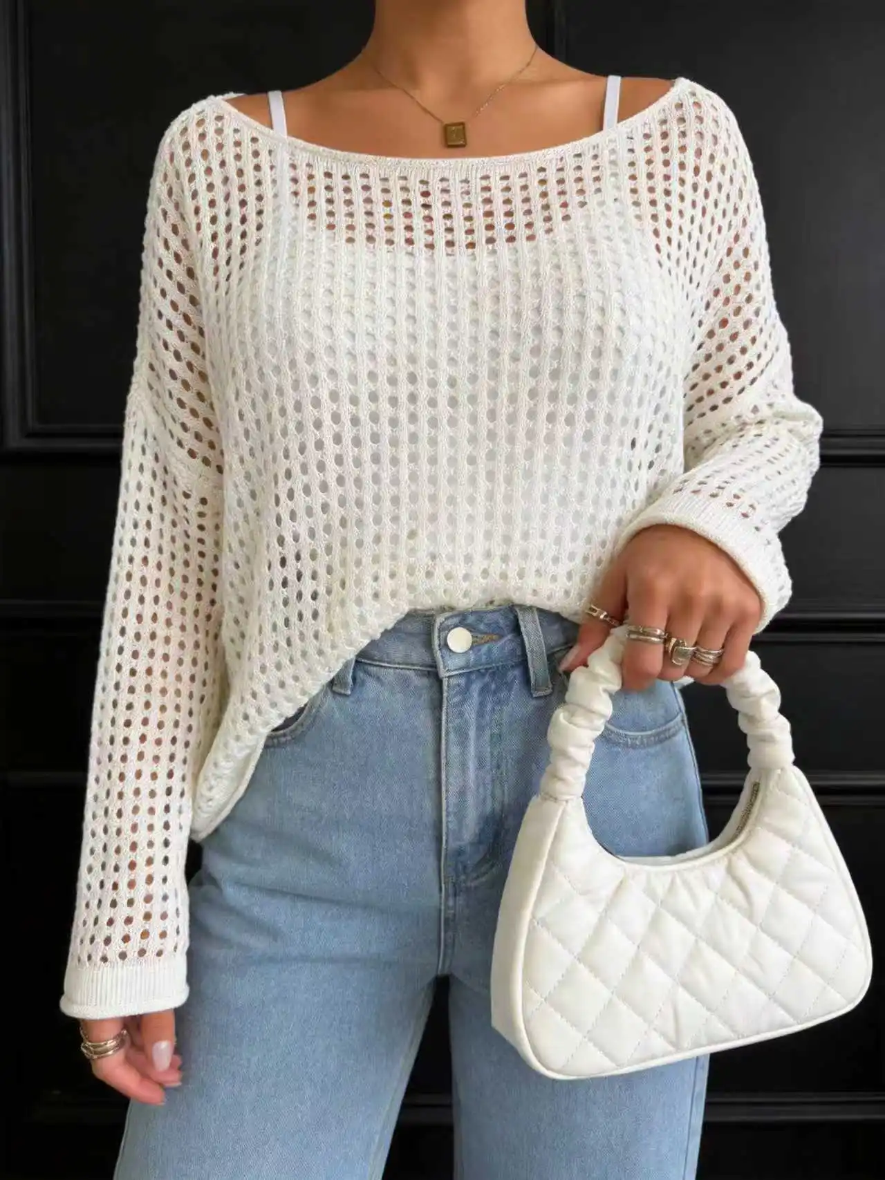 Pull-over élégant à col bateau ajouré en maille à manches longues pour femmes grandes tailles, parfait pour les sorties estivales.