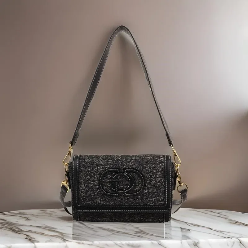 

Luxury Solid Color Leather Clutch Bag - Parisian Minimalist Crossbody With Engraved Gold-Tone Letter Logo