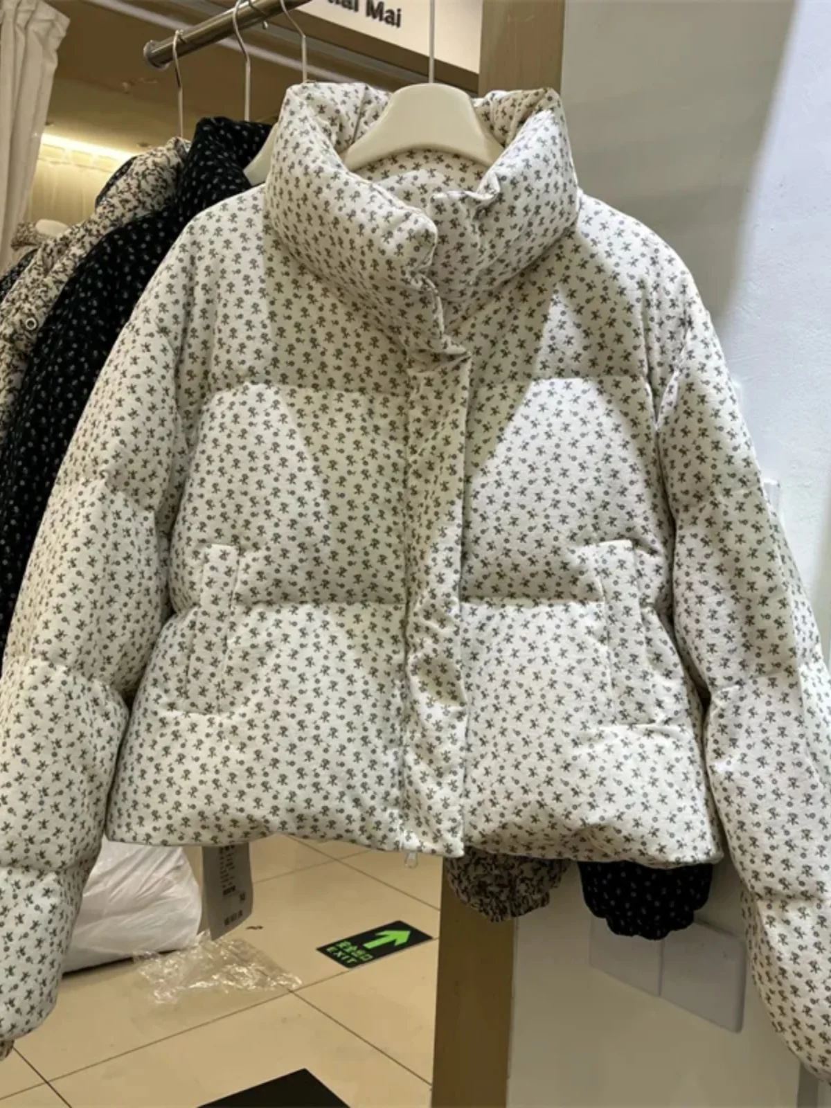 

Корейская утепленная хлопковая куртка в корейском стиле для женщин, модная теплая дутая куртка с воротником-стойкой, зимняя новинка с цветочным принтом