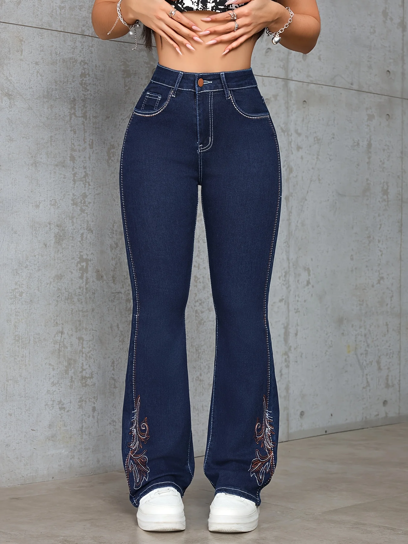 

Женские узкие расклешенные джинсы в стиле ретро темно-синего цвета со средней талией и вышивкой перьями, всесезонное издание