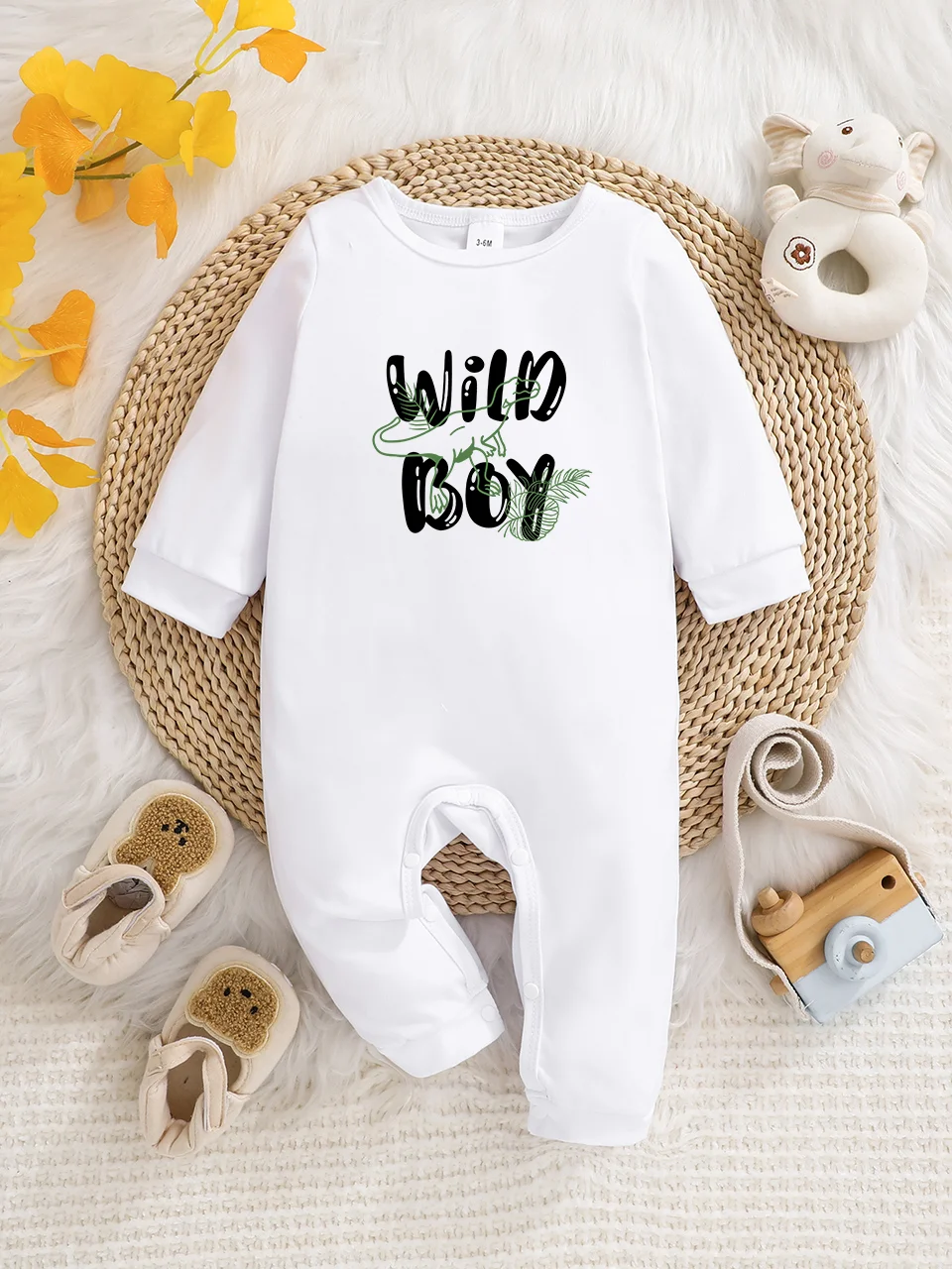 

A baby long-sleeved onesie with interesting letter prints. It features a buttoned design for easy putting on and taking off, and